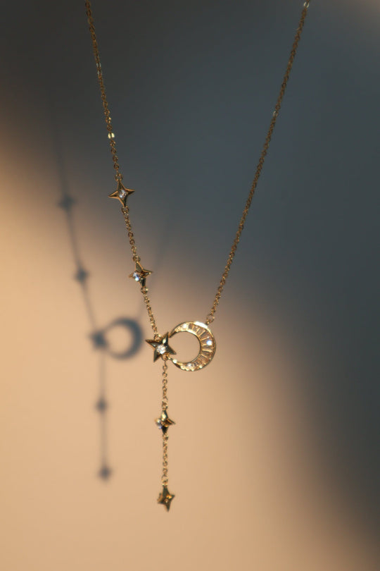 Collana pendente con stella e luna di diamanti