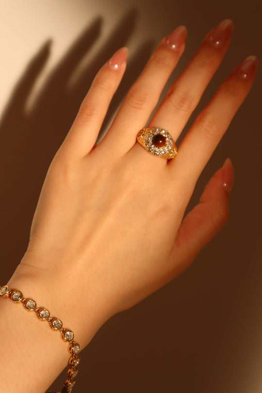 Anello con gemma marrone tigerite