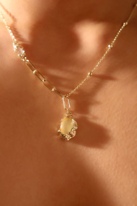 Collana con goccia di opale