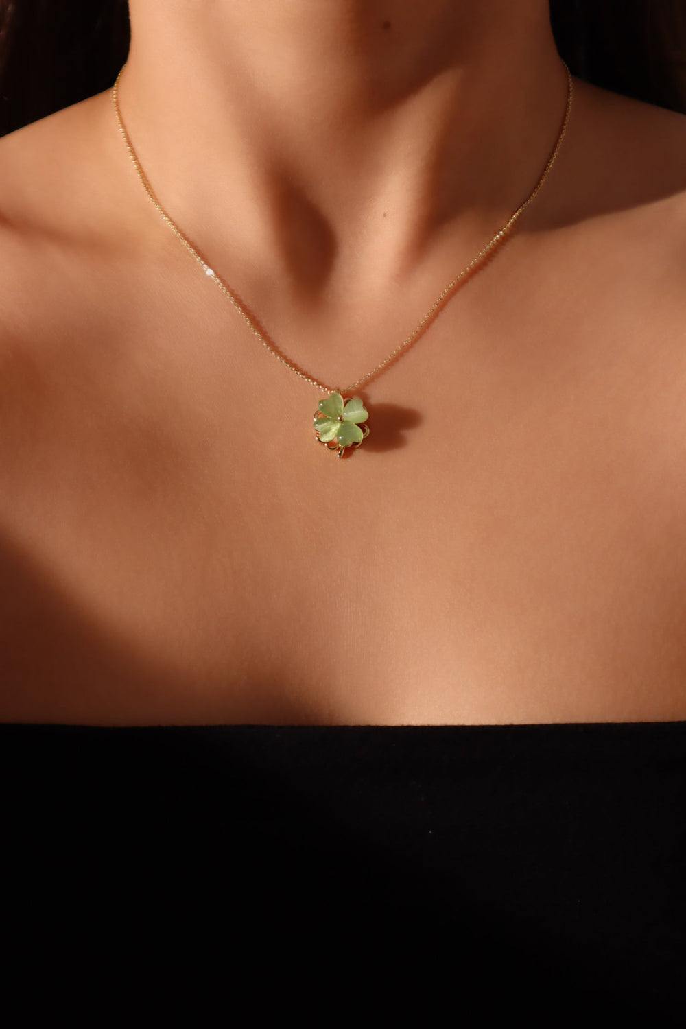Collana con trifoglio di giada rotante