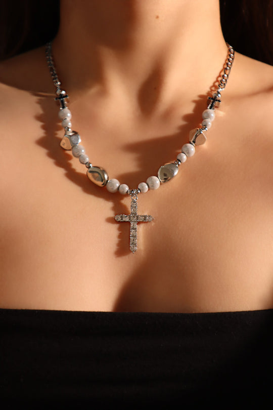 Collana con croce di perle luminose