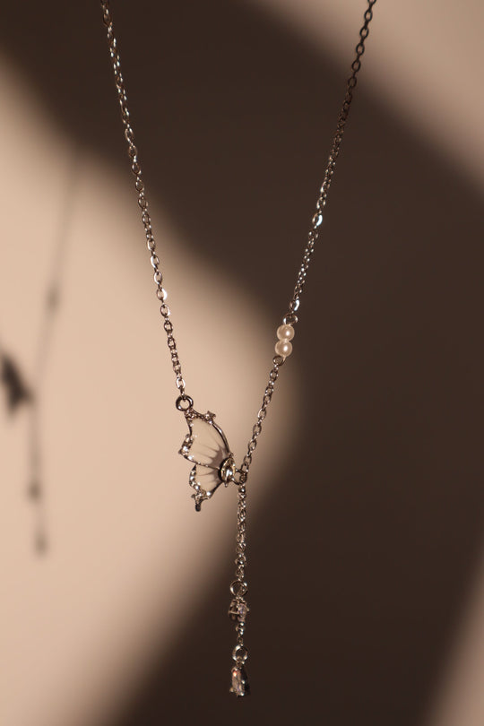 Collana di perle a farfalla con diamanti