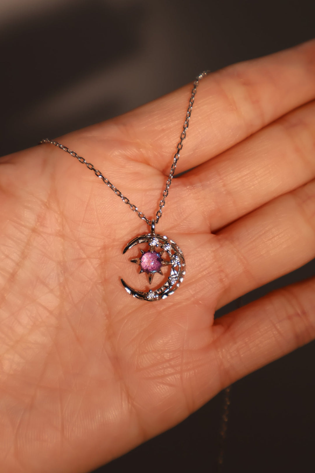 Collana con luna e gemma glitterata viola