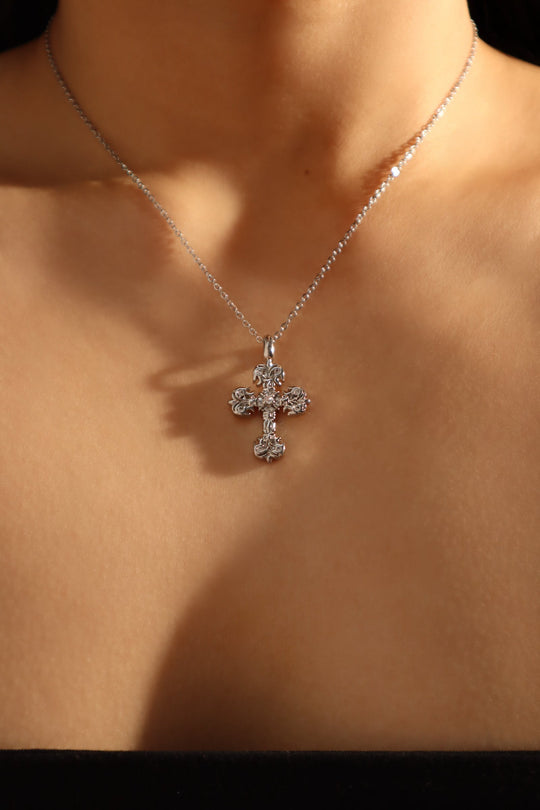 Collana con croce fiammeggiante di diamanti