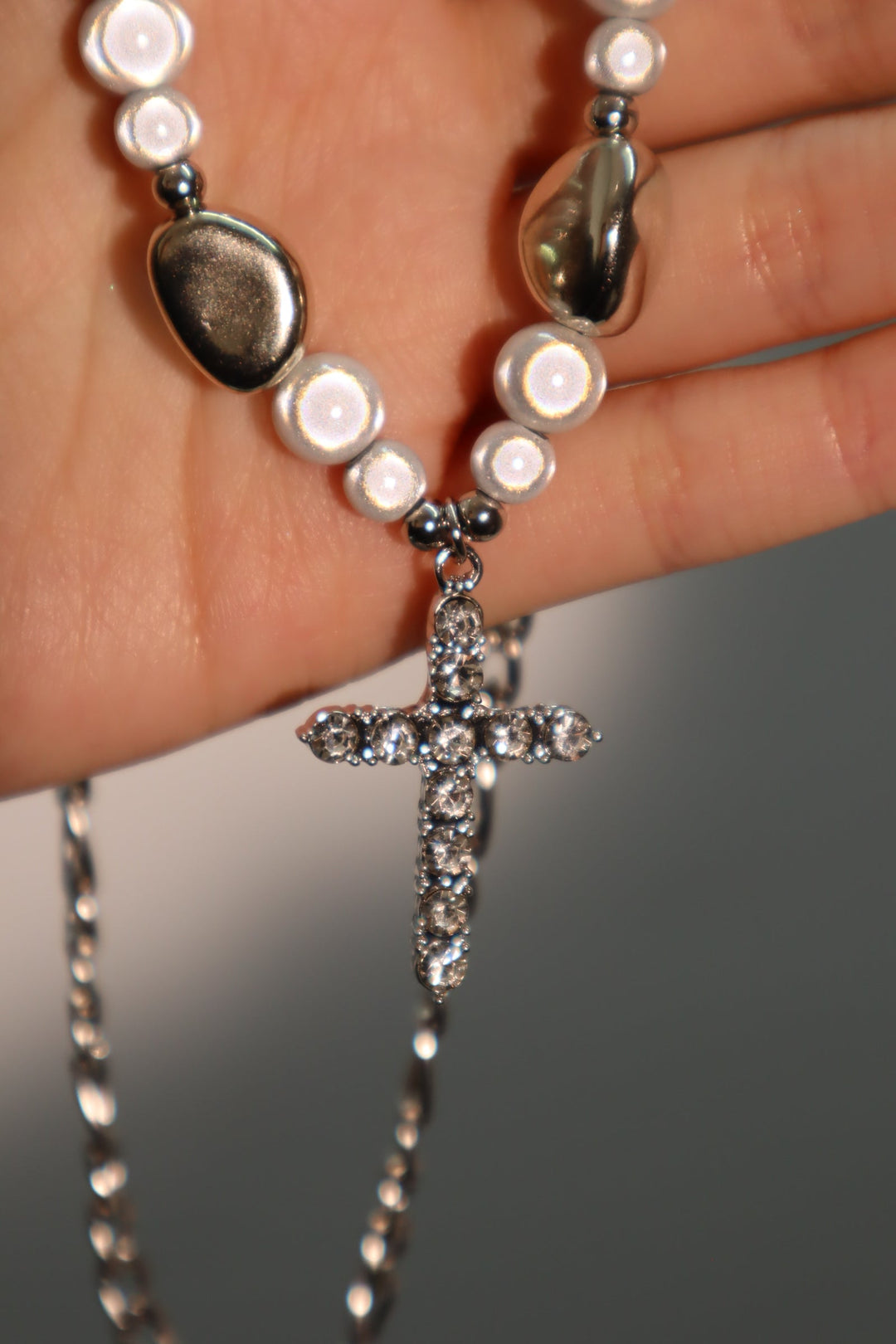 Collana con croce di perle luminose