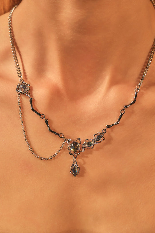 Collana pendente con pietra di luna blu intenso