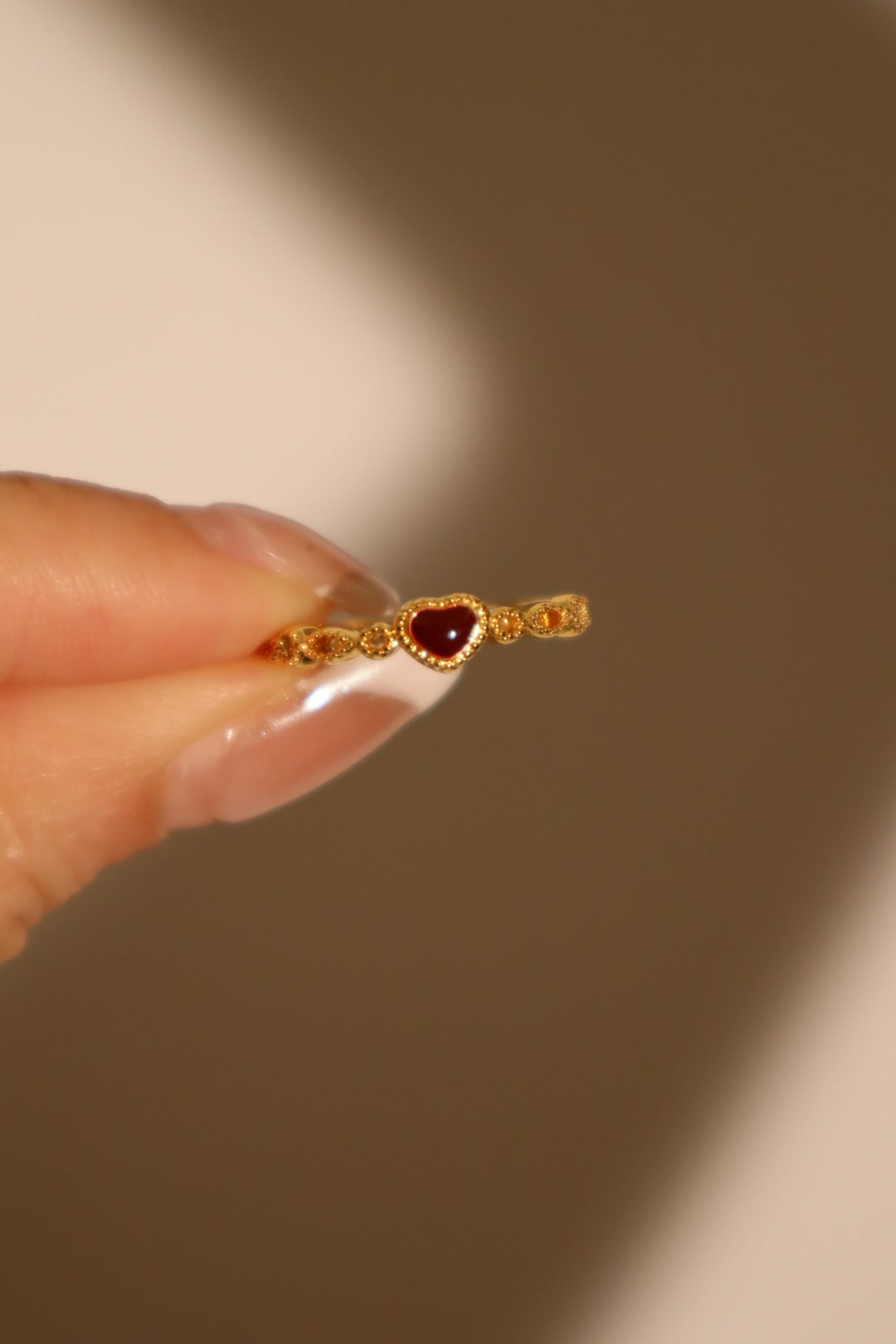 Anello a forma di cuore smaltato