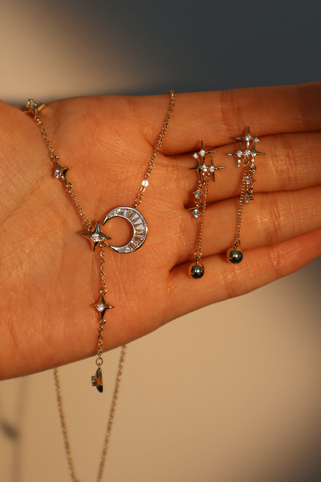 Collana pendente con stella e luna di diamanti