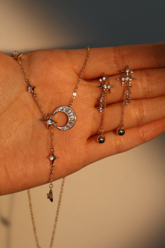 Collana pendente con stella e luna di diamanti