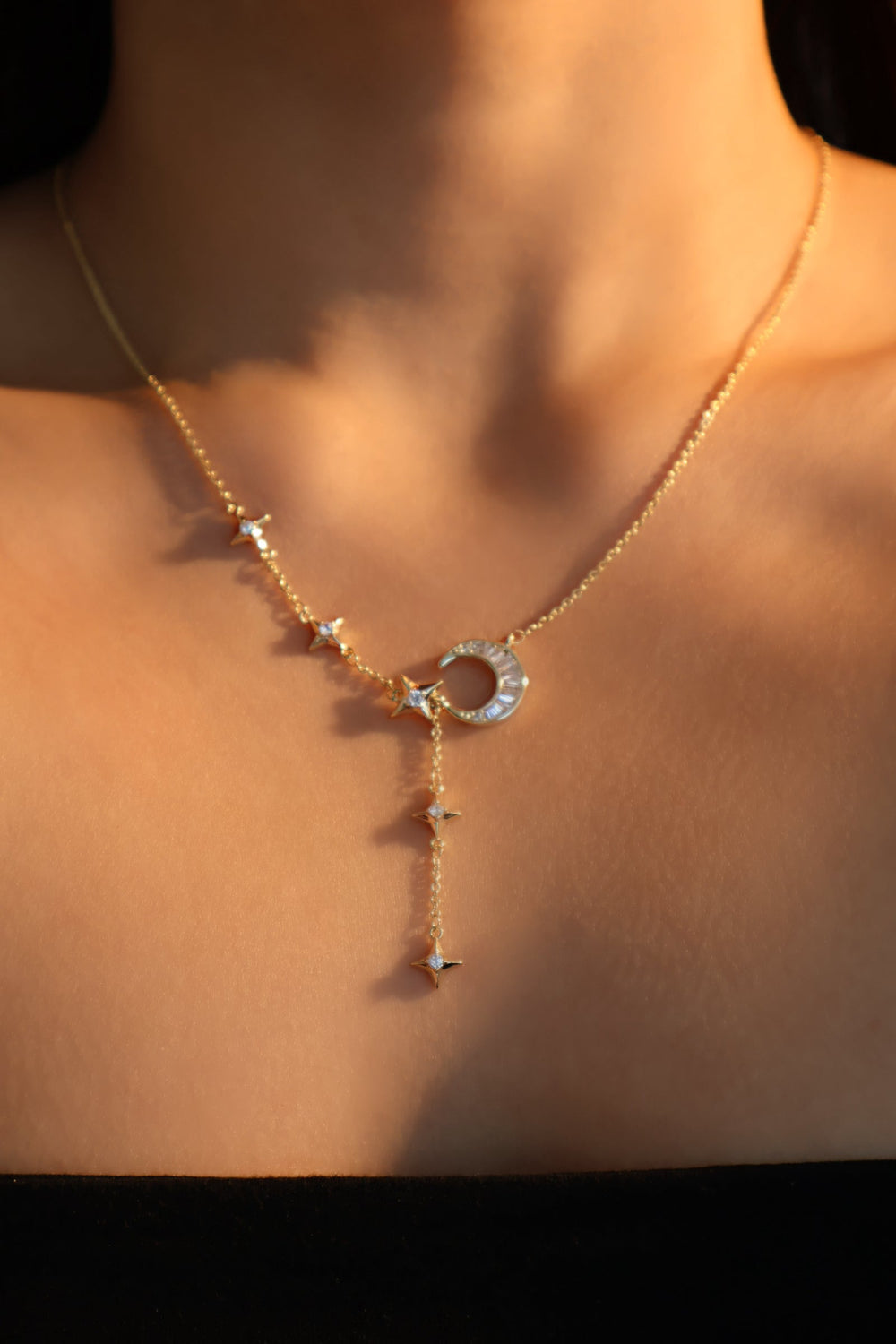 Collana pendente con stella e luna di diamanti