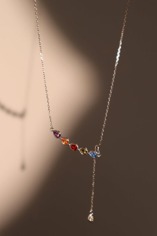 Collana con goccia di gemma colorata