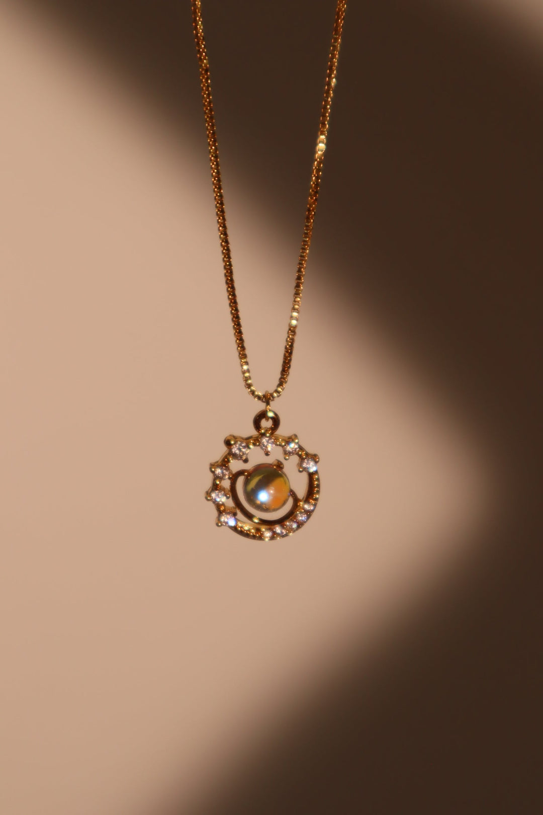 Collana con stella di Saturno e pietra di luna