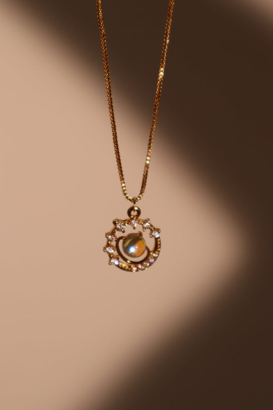 Collana con stella di Saturno e pietra di luna