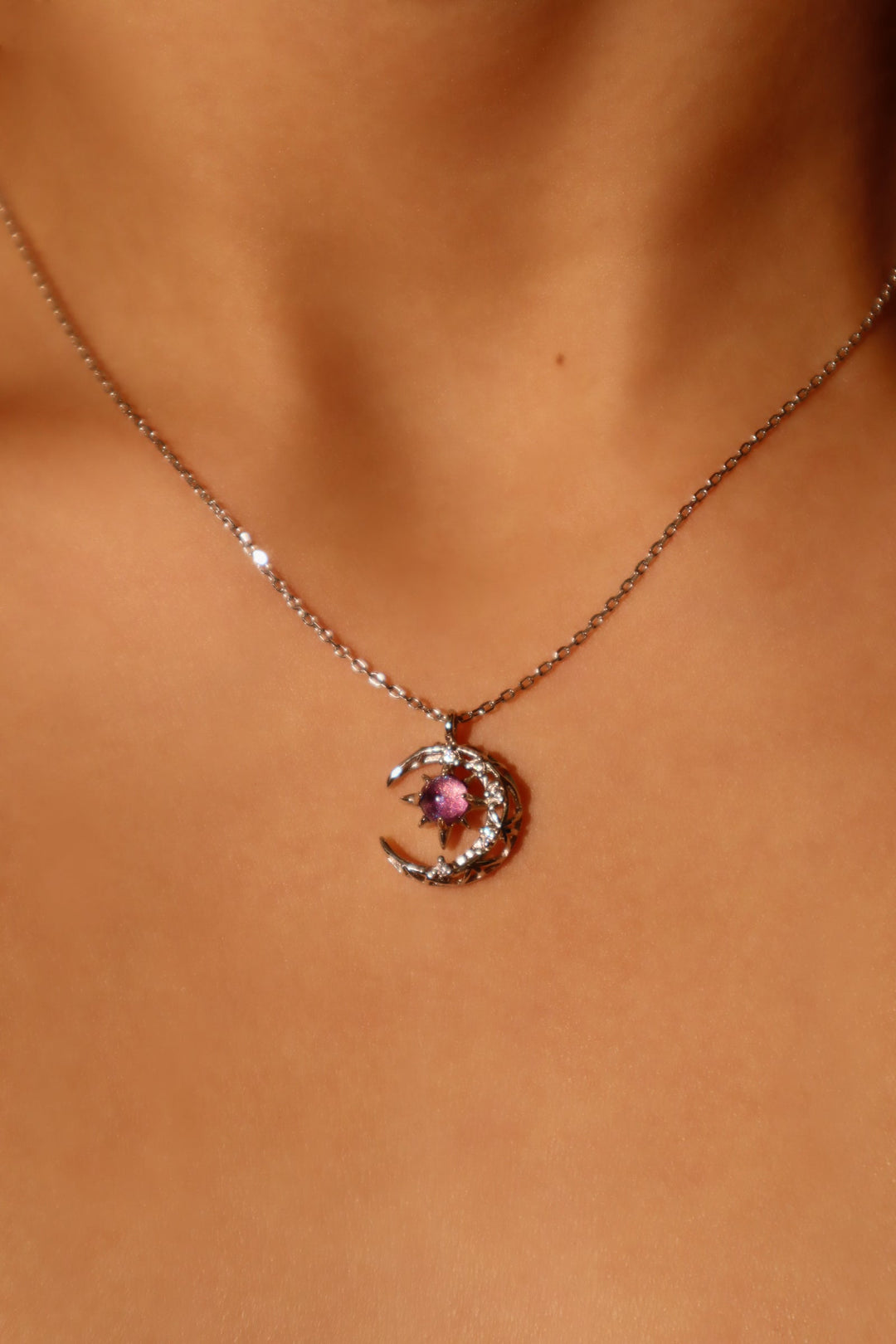 Collana con luna e gemma glitterata viola