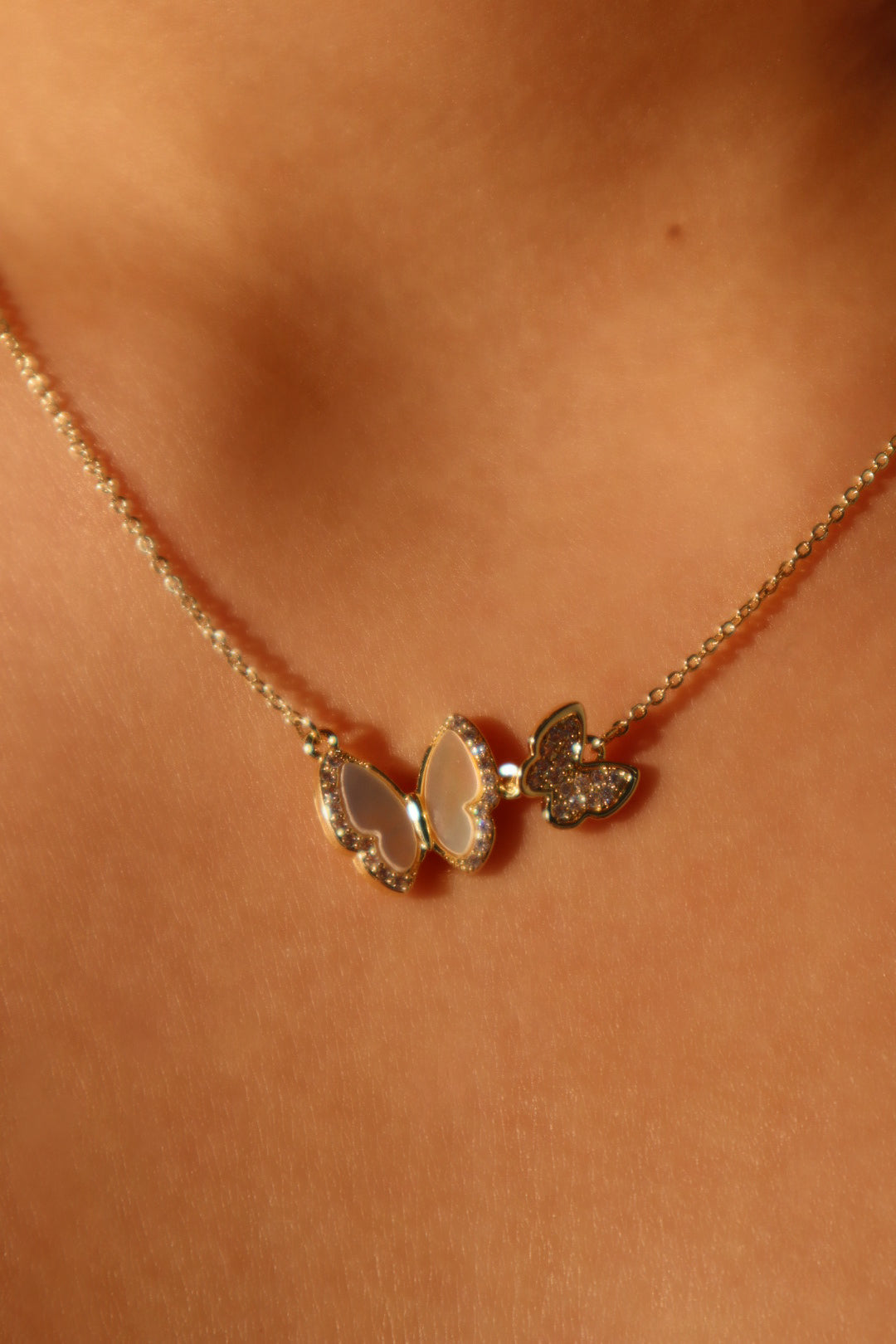 Collana con farfalla a doppia conchiglia