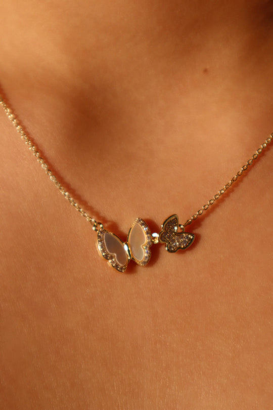 Collana con farfalla a doppia conchiglia