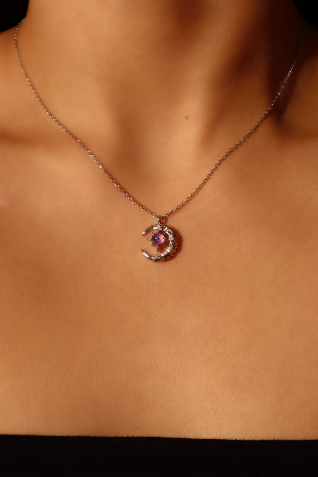 Collana con luna e gemma glitterata viola