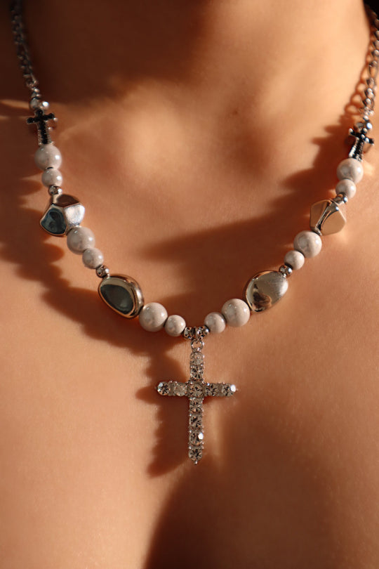 Collana con croce di perle luminose