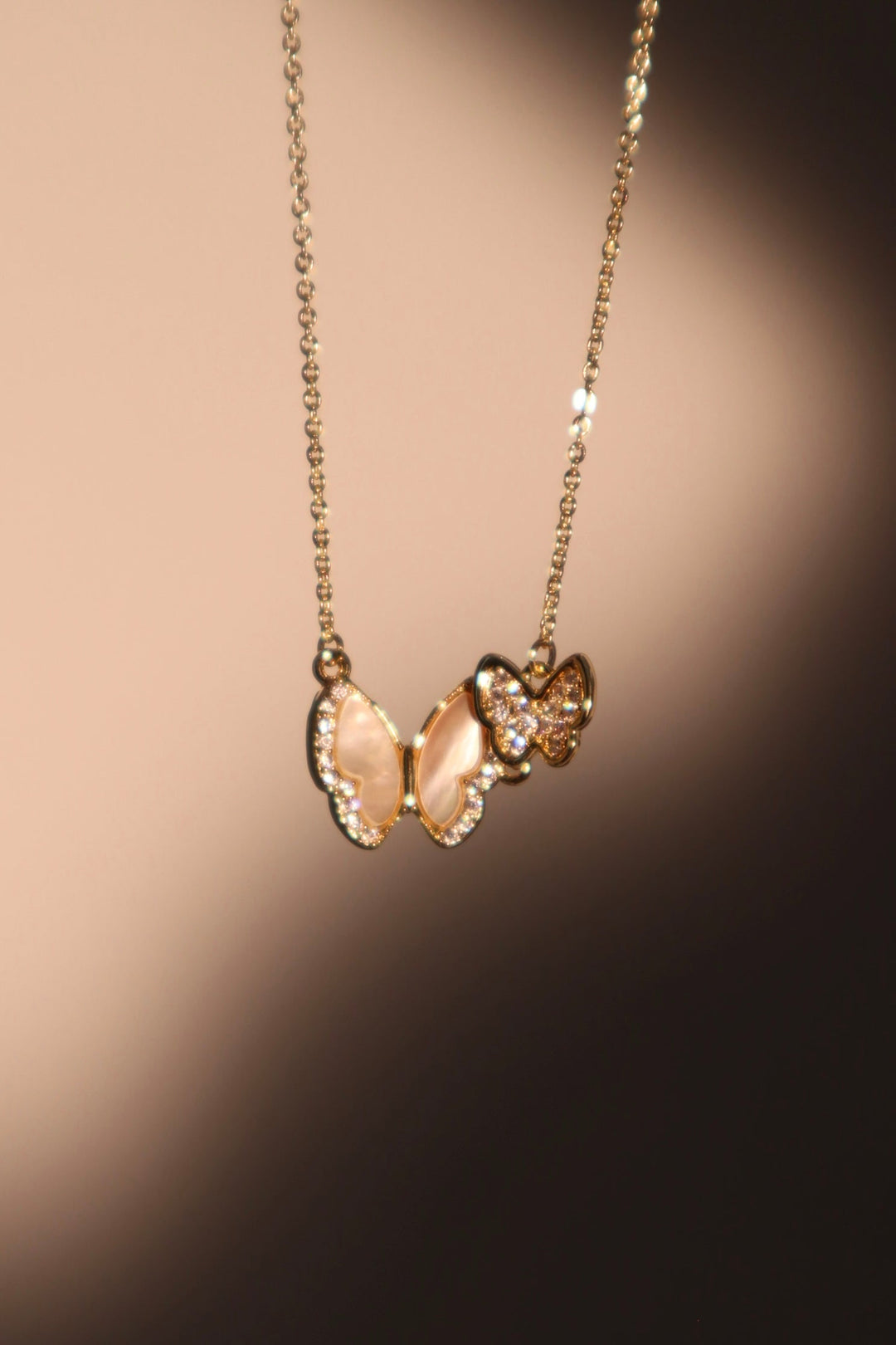 Collana con farfalla a doppia conchiglia