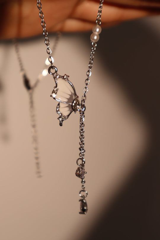 Collana di perle a farfalla con diamanti