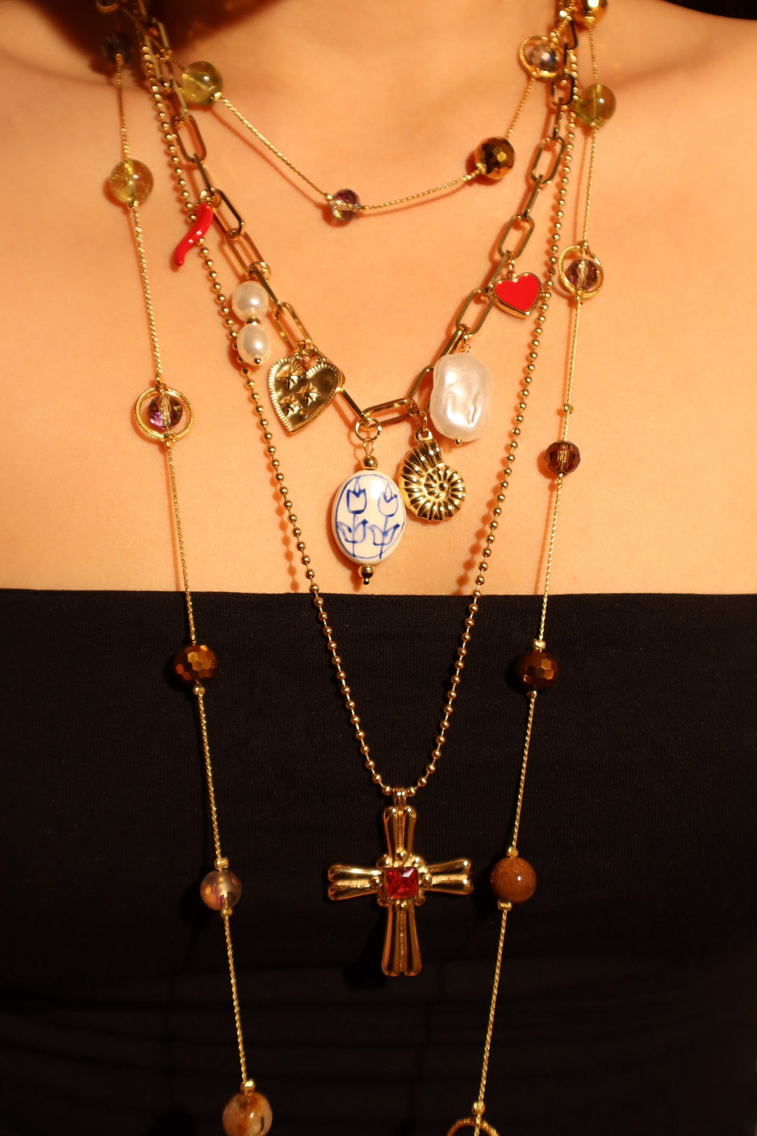 Collana con croce in acciaio inossidabile e gemma rossa