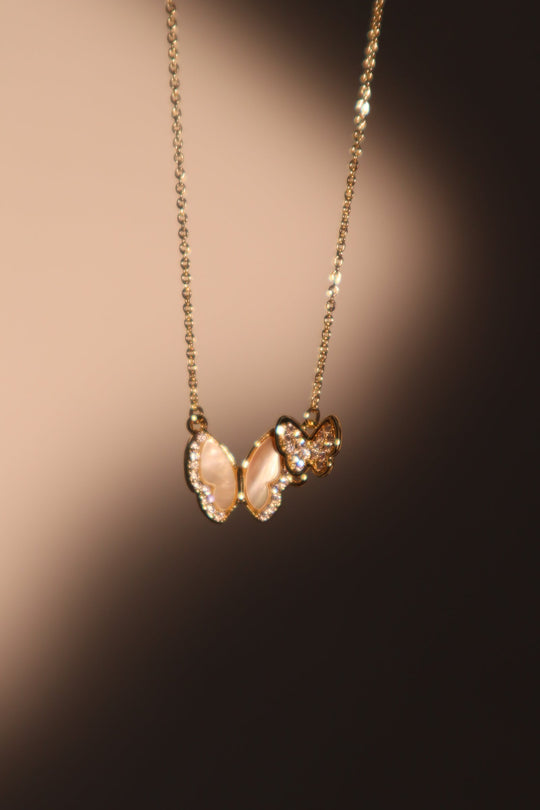 Collana con farfalla a doppia conchiglia