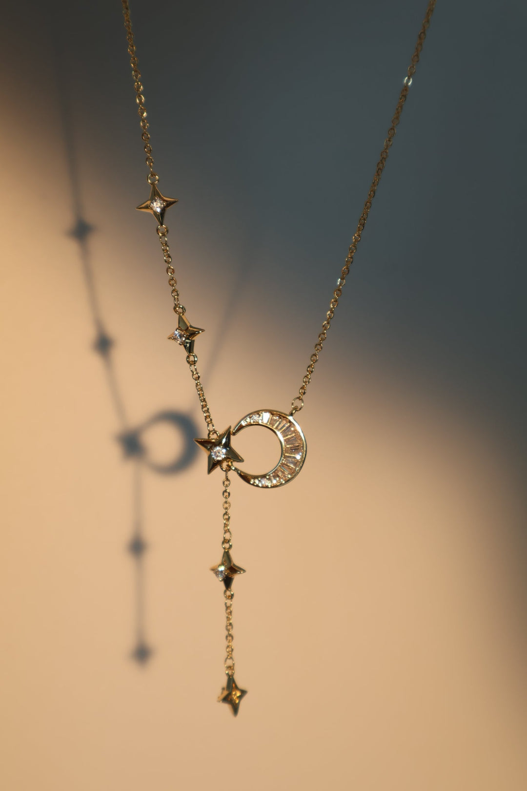 Collana pendente con stella e luna di diamanti