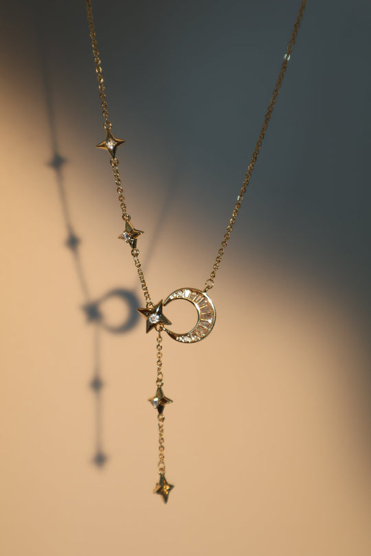 Collana pendente con stella e luna di diamanti