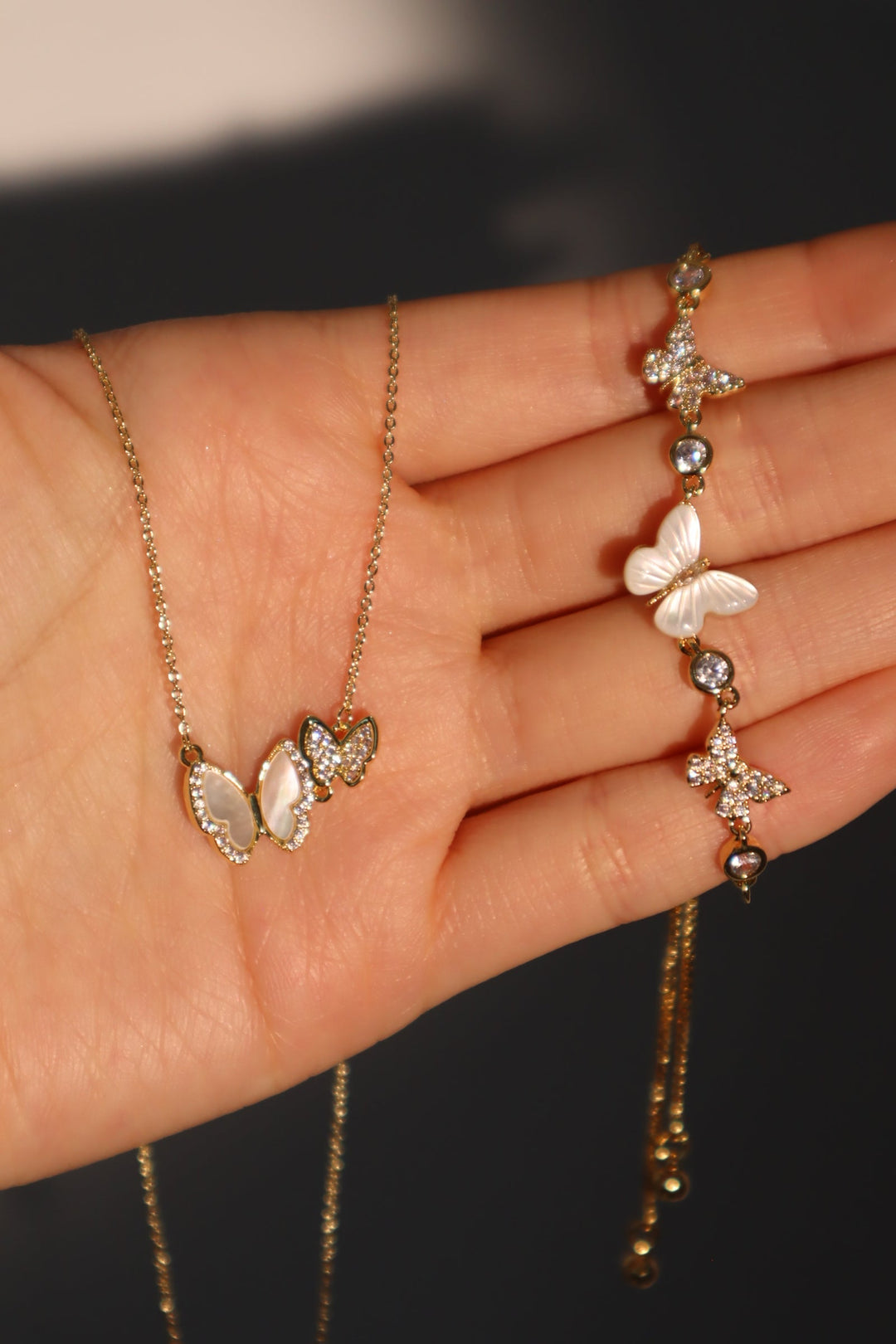 Collana con farfalla a doppia conchiglia