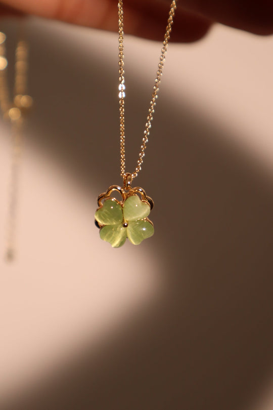 Collana con trifoglio di giada rotante