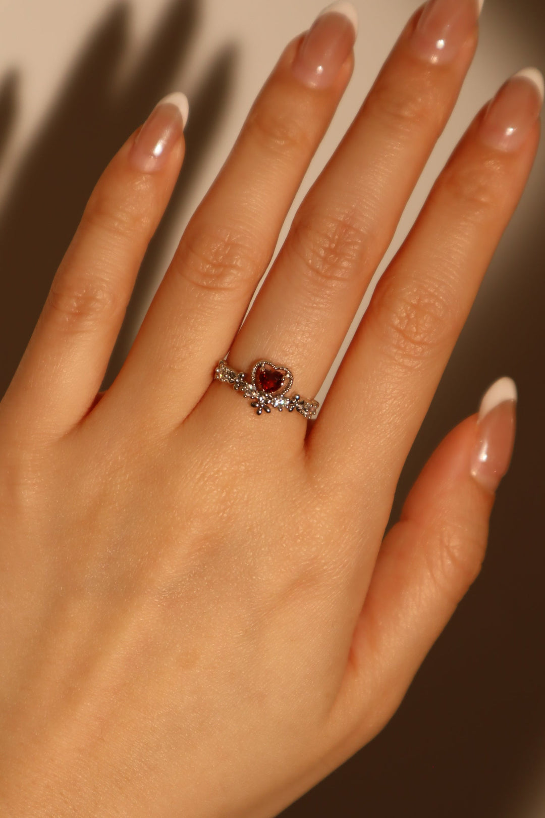 Anello a forma di cuore ghirlanda