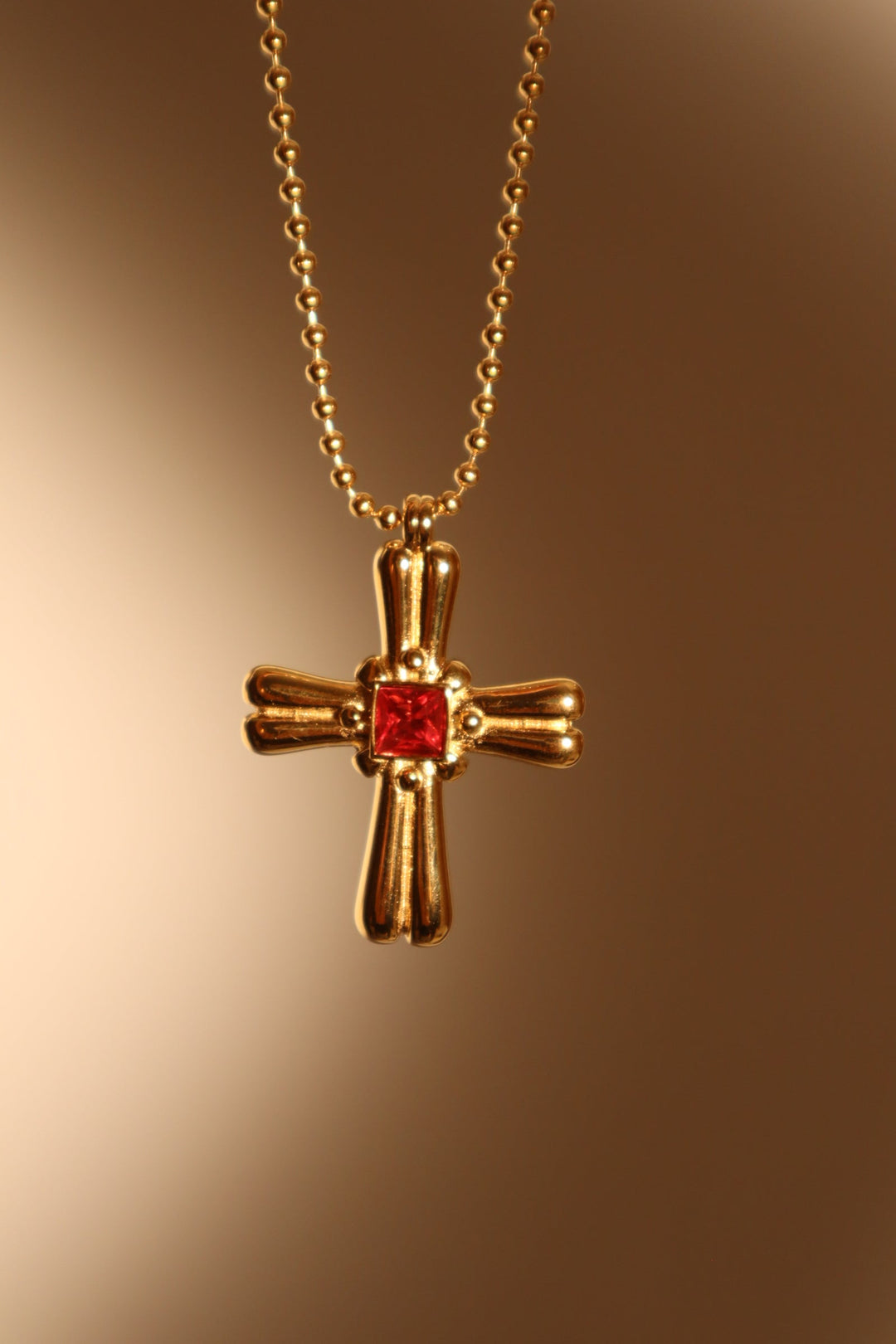 Collana con croce in acciaio inossidabile e gemma rossa