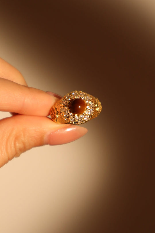 Anello con gemma marrone tigerite