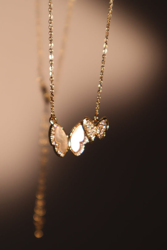 Collana con farfalla a doppia conchiglia