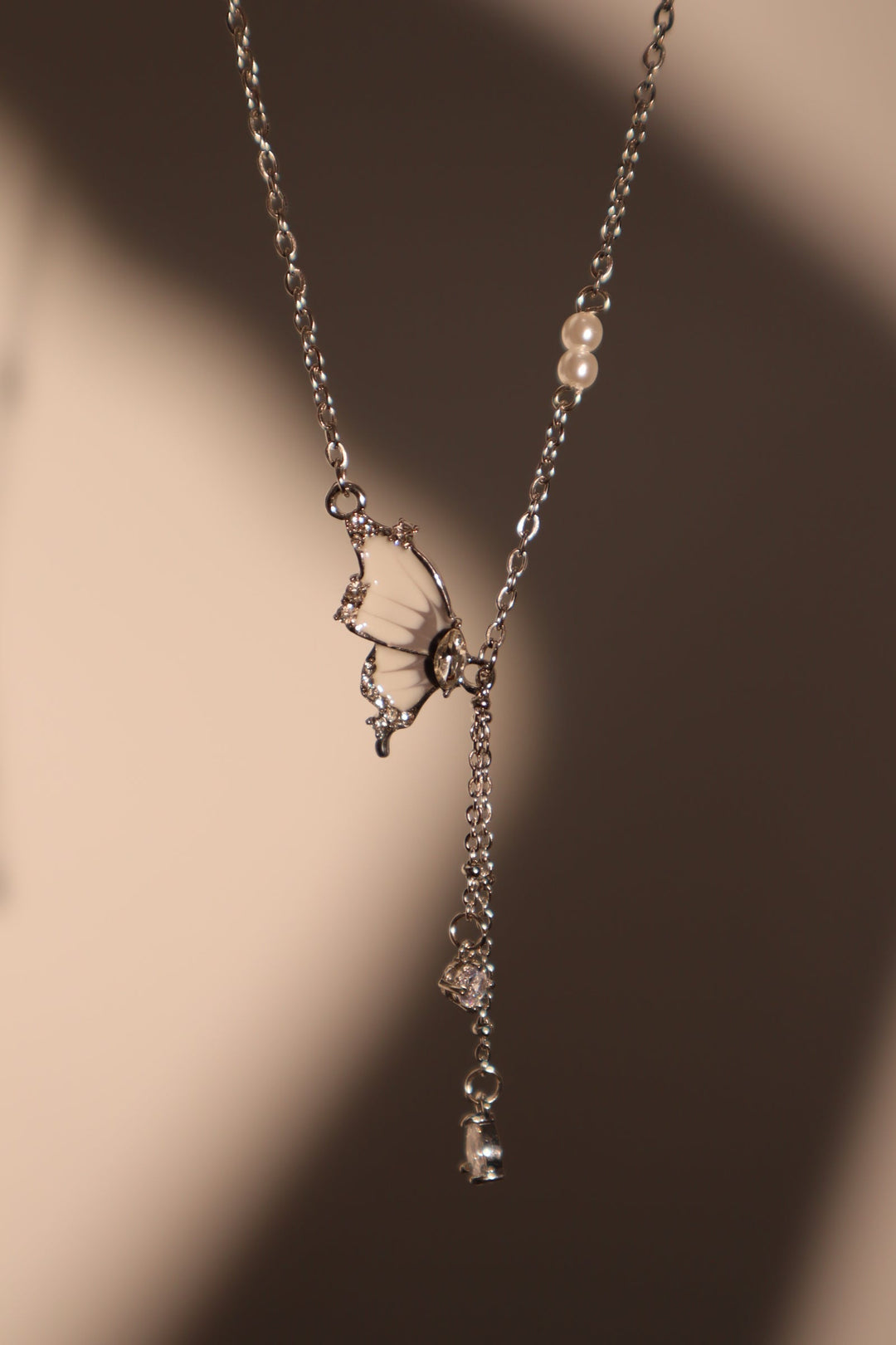 Collana di perle a farfalla con diamanti