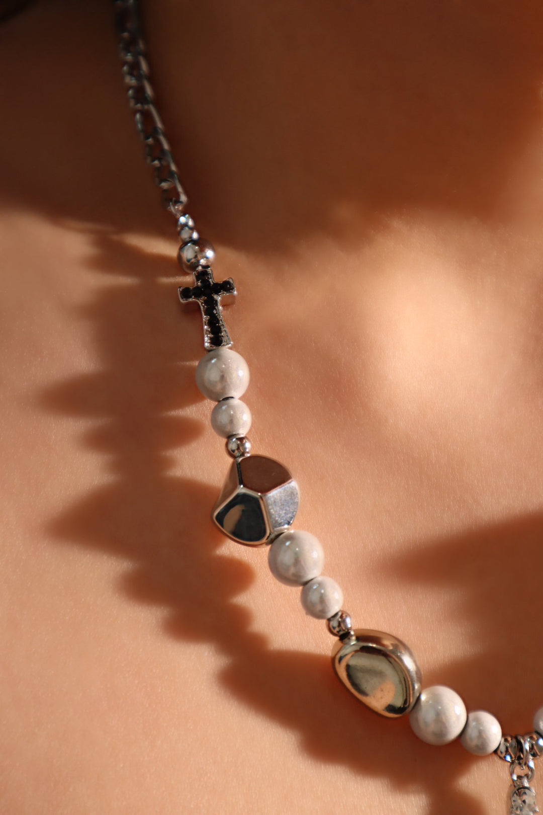 Collana con croce di perle luminose
