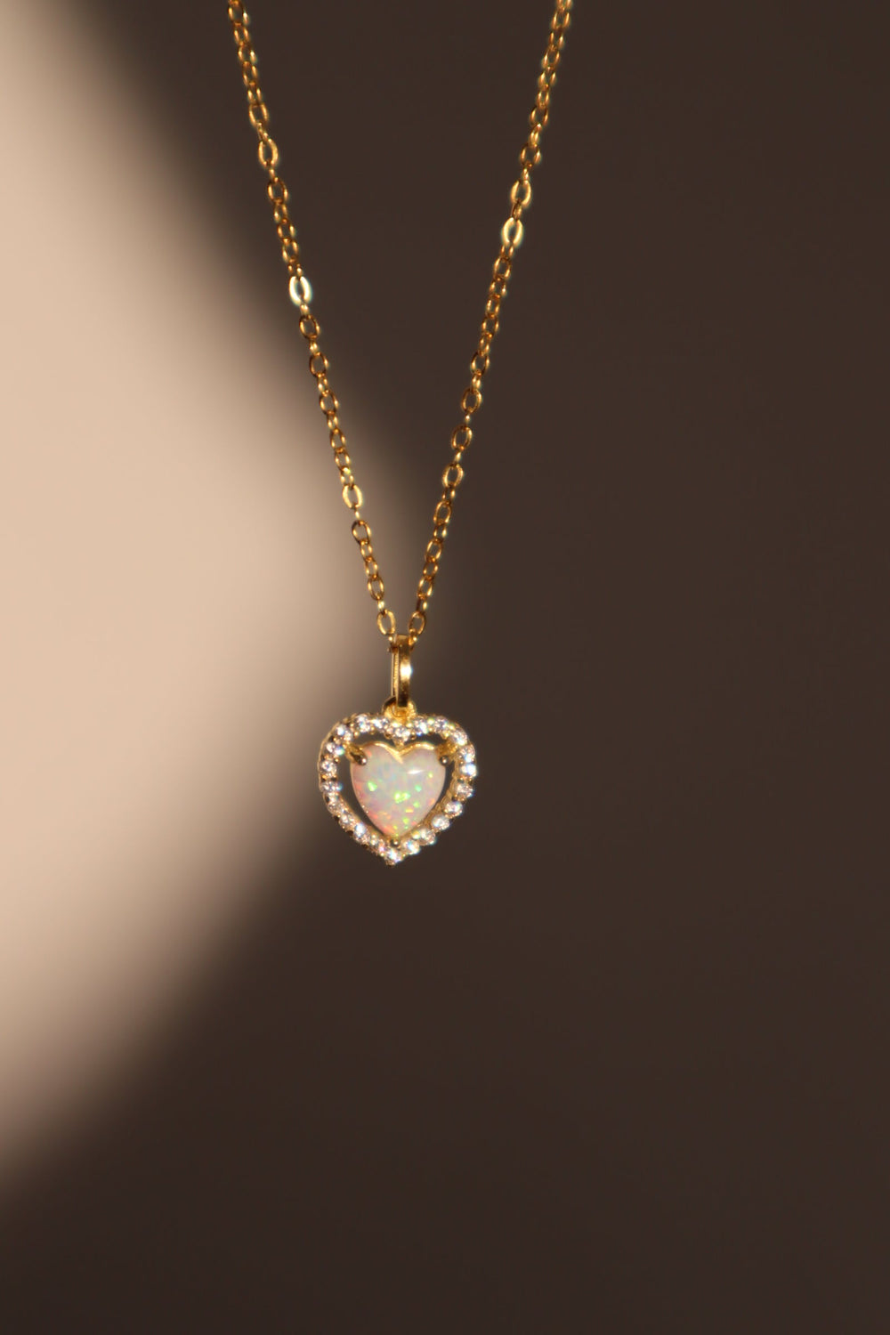 Collana a forma di cuore in opale bianco vermeil