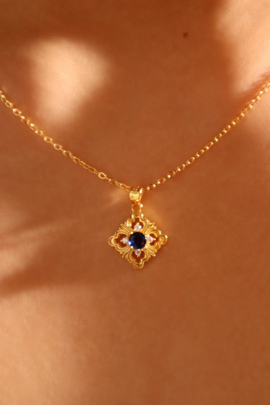 Collana in pizzo con gemme blu vermeil