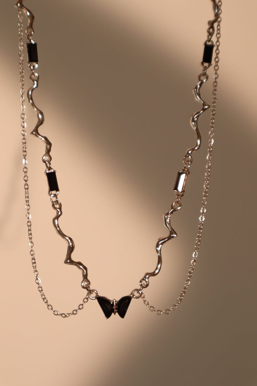 Collana con farfalla e gemma nera