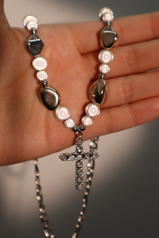 Collana con croce di perle luminose