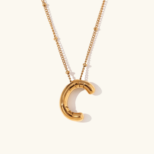 Collana con iniziale in oro a palloncino
