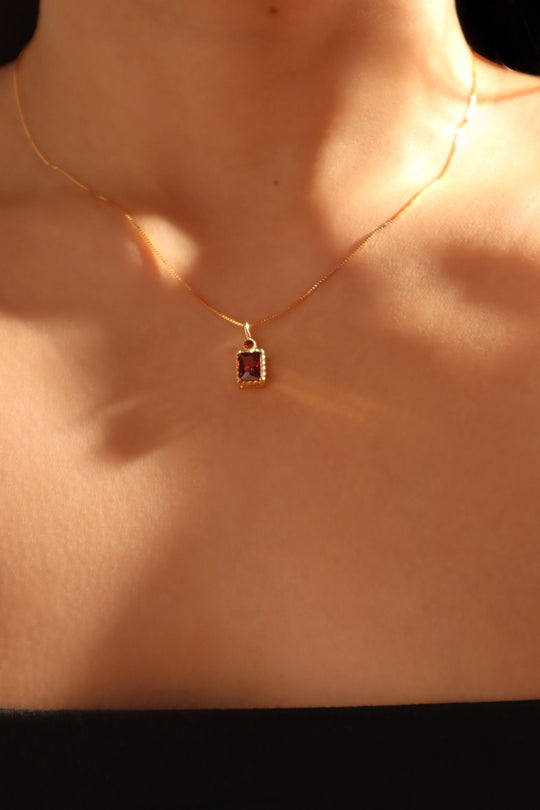 Collana con ciondolo con gemma rossa