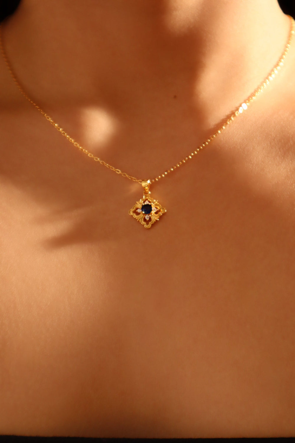 Collana in pizzo con gemme blu vermeil