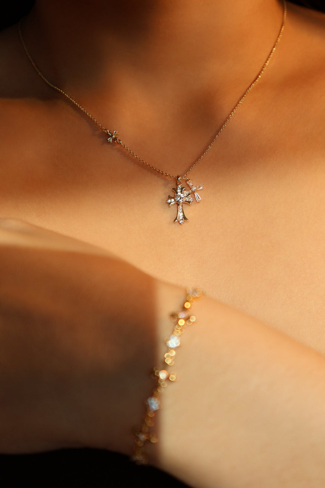 Bracciale con croce multidiamante