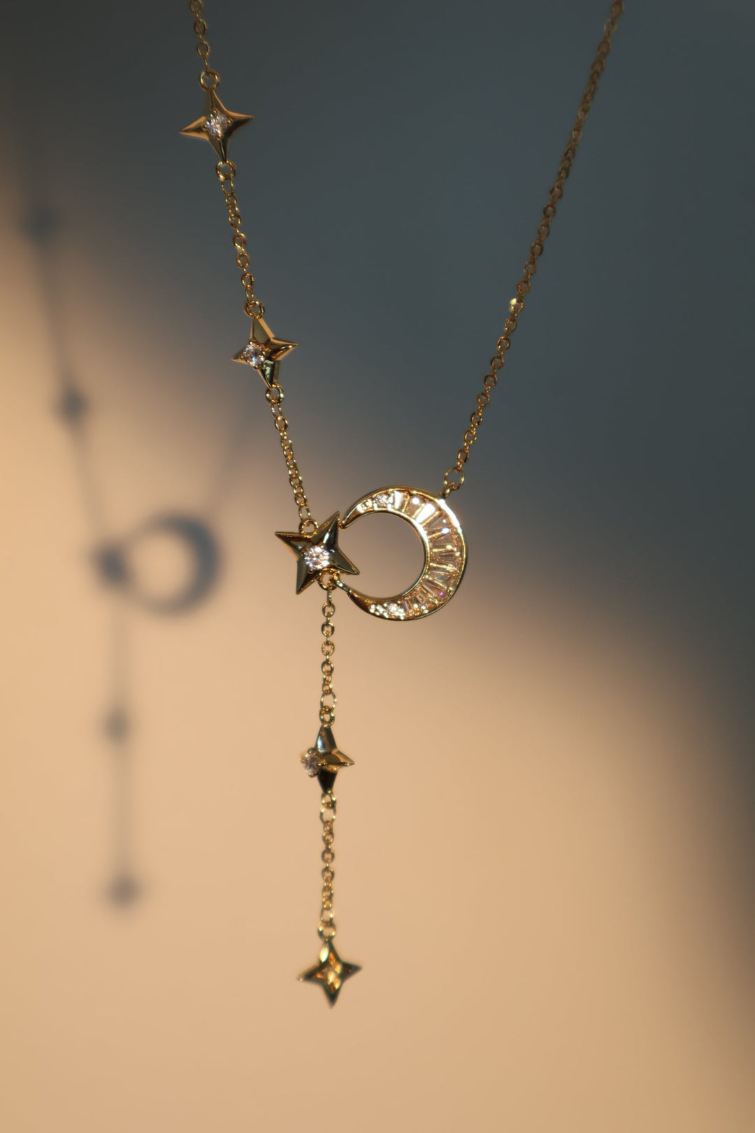 Collana pendente con stella e luna di diamanti