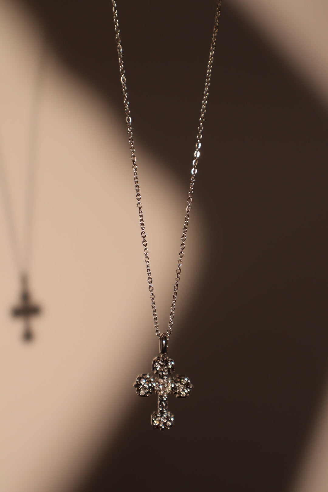 Collana con croce fiammeggiante di diamanti