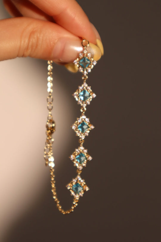 Bracciale in pizzo con gemme blu