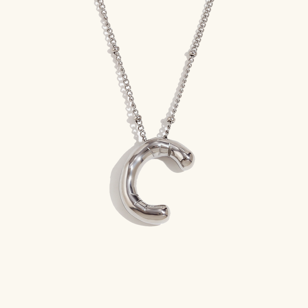 Collana con iniziale in oro a palloncino
