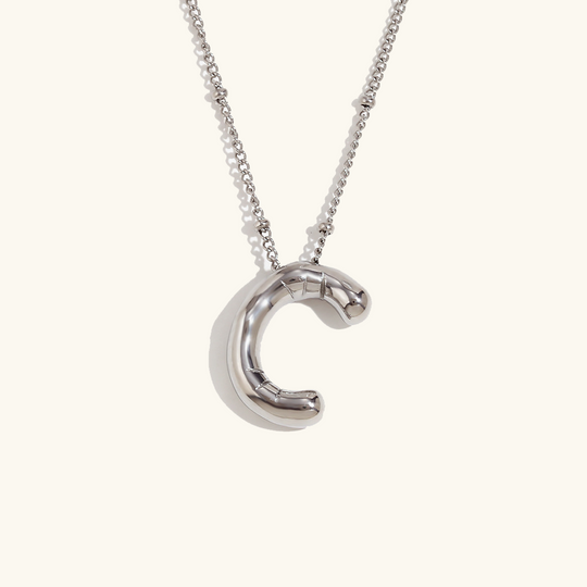 Collana con iniziale in oro a palloncino