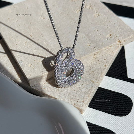 Collana con iniziale a bolla e diamanti